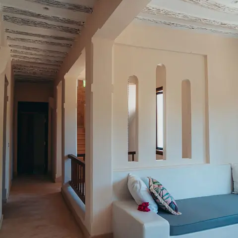 Μεσογειακό καθιστικό με φυσικές υφές και ζεστούς τοίχους — Casa Lumière, δείγμα σχεδίασης